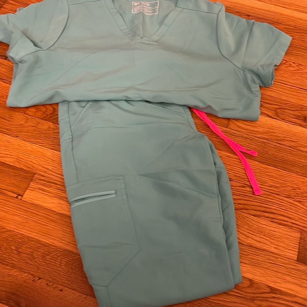 L top M jogger pant FIGS scrub set in light green!